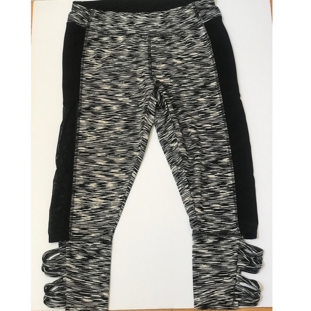 MESH CUTOUT CAPRI LEGGINGS